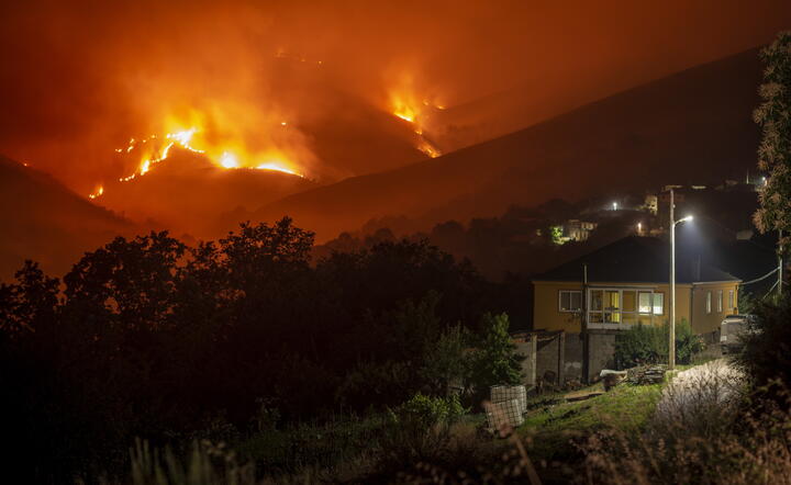 Pożary w Hiszpanii / autor: PAP/EPA/BRAIS LORENZO