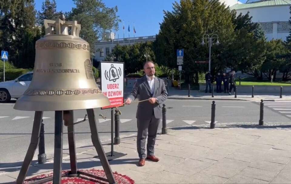 Dzwon „Głos Nienarodzonych” przed Sejmem / autor: X