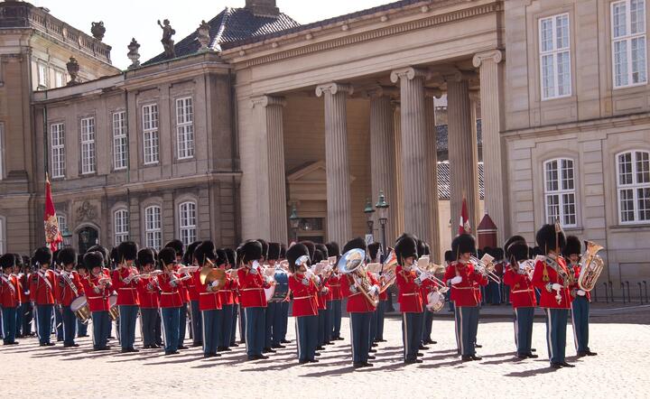 Dania, orkiestra wojskowa przez pałacem w Amalienborgu / autor: Pixabay