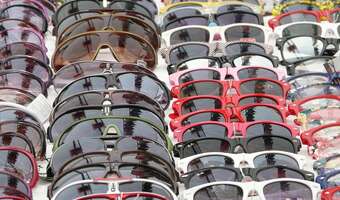 Ekspertka: tanie okulary ze straganów mogą szkodzić oczom