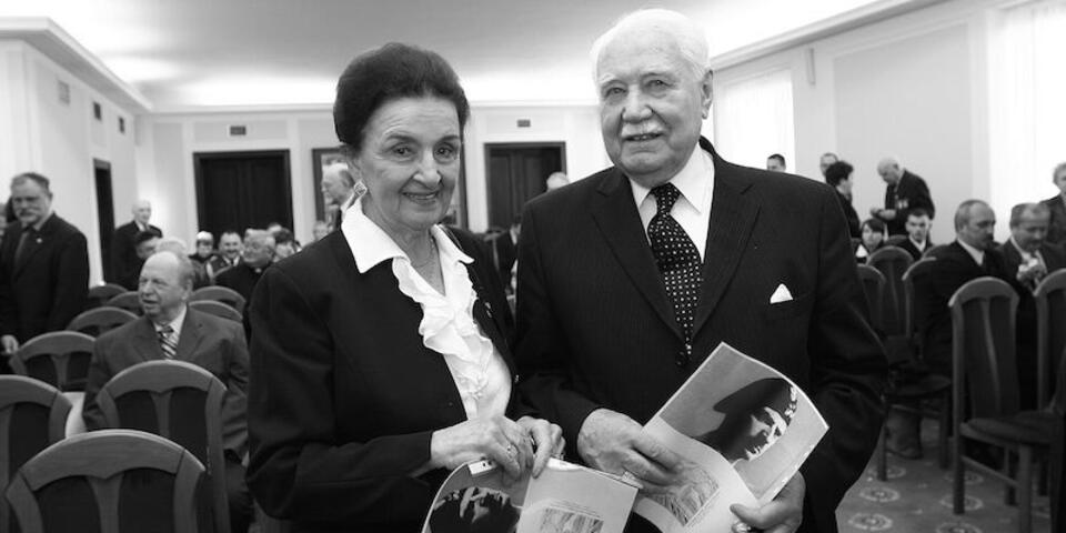 „Ryszard Kaczorowski i Karolina Kaczorowska w Senacie, rok 2008”. fot. Katarzyna Czerwińska - Senat Rzeczypospolitej Polskiej. CC BY-SA 3.0/Wikimedia Commons