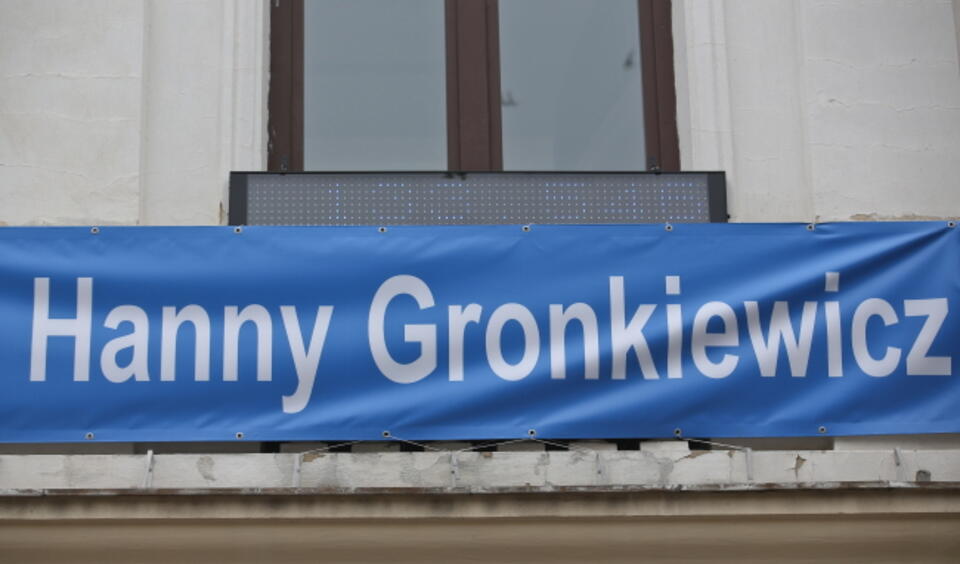 Multimedialny licznik podpisów pod wnioskiem o referendum w sprawie odwołania Hanny Gronkiewicz-Waltz przy ul. Chmielnej w Warszawie. fot. PAP/Rafał Guz