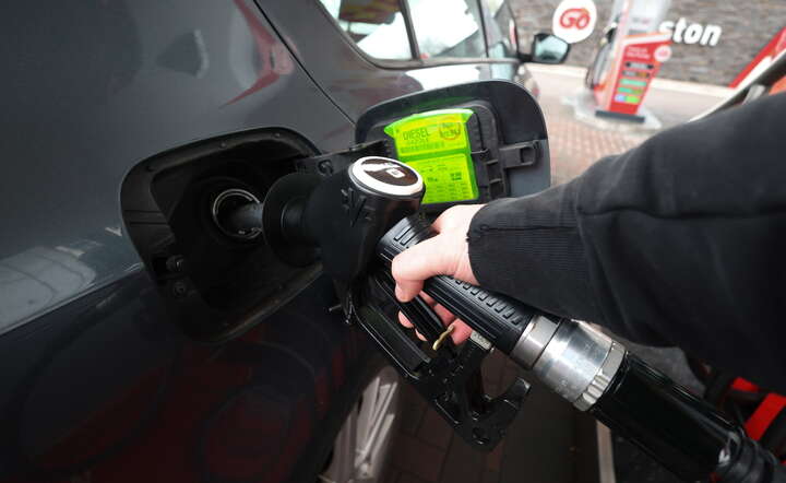 Ceny diesla już zbliżają się na stacjach do 9 złotych za litr / autor: PAP/ EPA/ADAM VAUGHAN