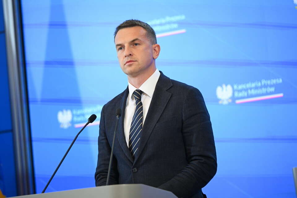 Adam Szłapka podczas konferencji prasowej po posiedzeniu Rady Ministrów w siedzibie KPRM w Warszawie / autor: PAP/Marcin Obara
