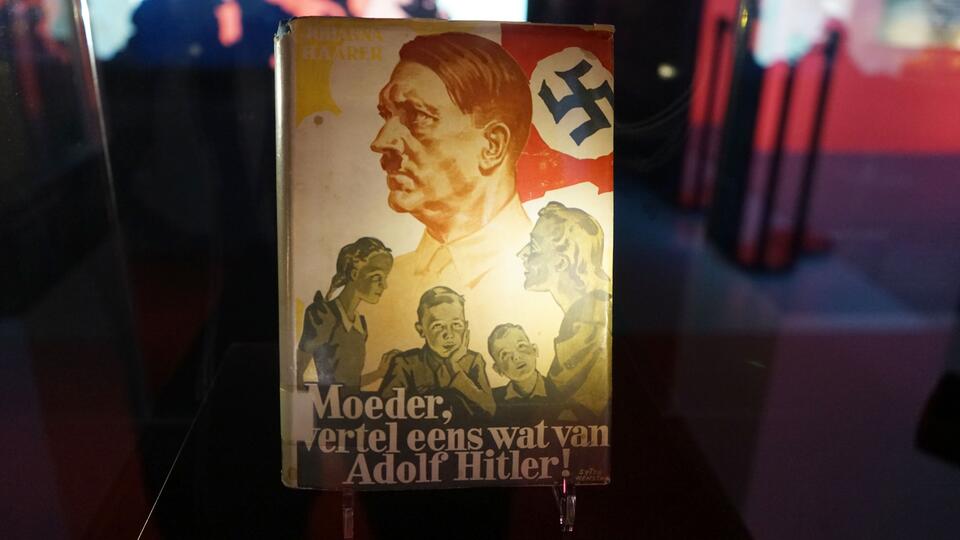 Adolf Hitler - ksiazka pt. "Mamo, opowiedz cos o Hitlerze" z okresu niemieckiej okupacji Belgii / autor: Fratria