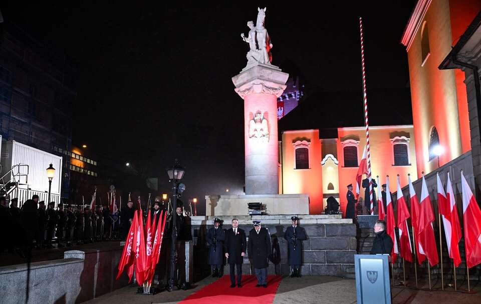 President greeted with applause, Tusk government politicians booed