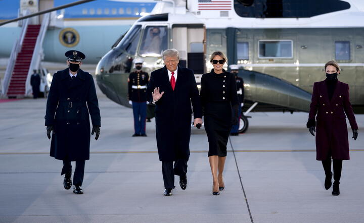 Prezydent Donald Trump wraz z Pierwszą Damą, małżonką Melanią, po przylocie do bazy Joint Base Andrews / autor: fotoserwis PAP