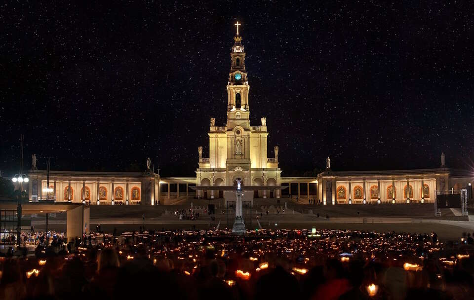 Sanktuarium Matki Bożej Fatimskiej / autor: pixabay.com: LhcCoutinho/https://pixabay.com/pl/photos/ko%C5%9Bci%C3%B3%C5%82-religia-architektura-4549668/