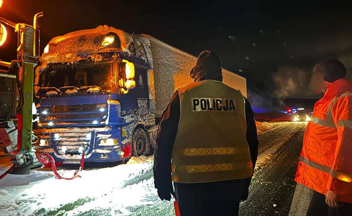 Służby w miejscu zatoru na S7 w powiecie ostródzkim. Korek z Gdańska w stronę Warszawy miał prawie 7 km / autor: PAP/Komenda Miejska Policji w Olsztynie