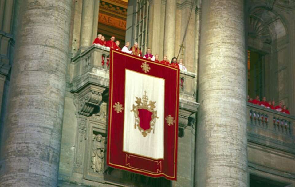 Karol Wojtyła jako Jan Paweł II na balkonie bazyliki św. Piotra w dniu wyboru / autor: Wikipedia/Domena publiczna