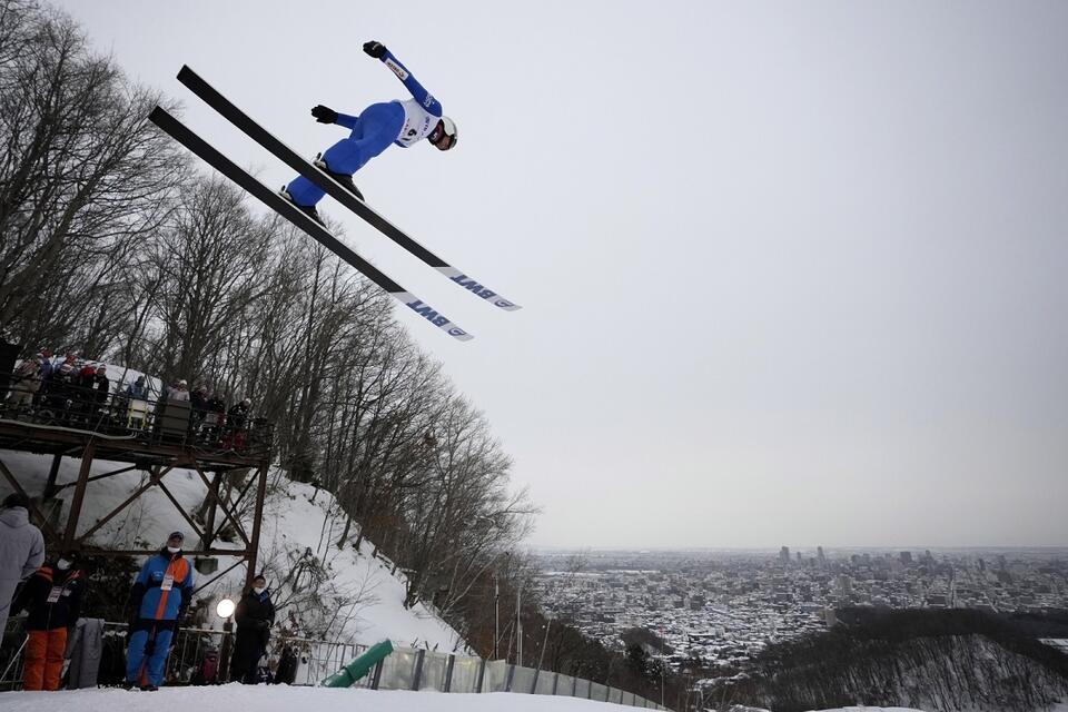 Piotr Żyła oddaje skok w Sapporo / autor: PAP/EPA