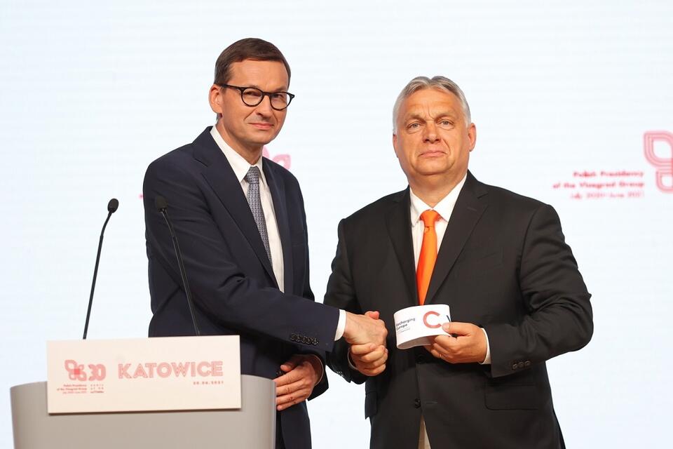 Premier Mateusz Morawiecki i premier Węgier Viktor Orban podczas spotkania z mediami na szczycie V4 w Katowicach / autor: PAP/Andrzej Grygiel
