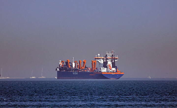 Statek handlowy zakotwiczony u wybrzeża Dubaju, 1 marca 2026 / autor: PAP/EPA/STRINGER