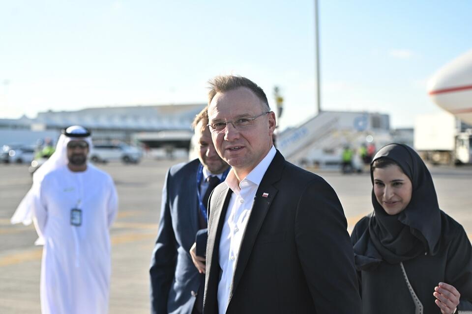 Prezydent RP Andrzej Duda wysiada z samolotu na lotnisku w Dubaju w Zjednoczonych Emiratach Arabskich / autor: PAP/Radek Pietruszka