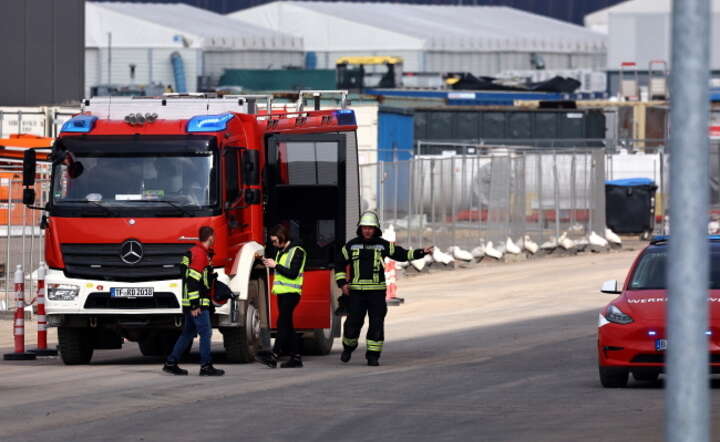 Strażacy w trakcie interwencji w zakładach Tesli / autor: PAP/EPA/Filip Singer