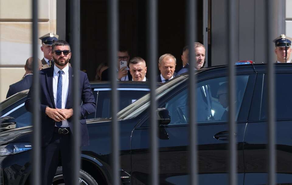 Donald Tusk opuszcza Pałac Prezydencki  / autor: PAP/Paweł Supernak
