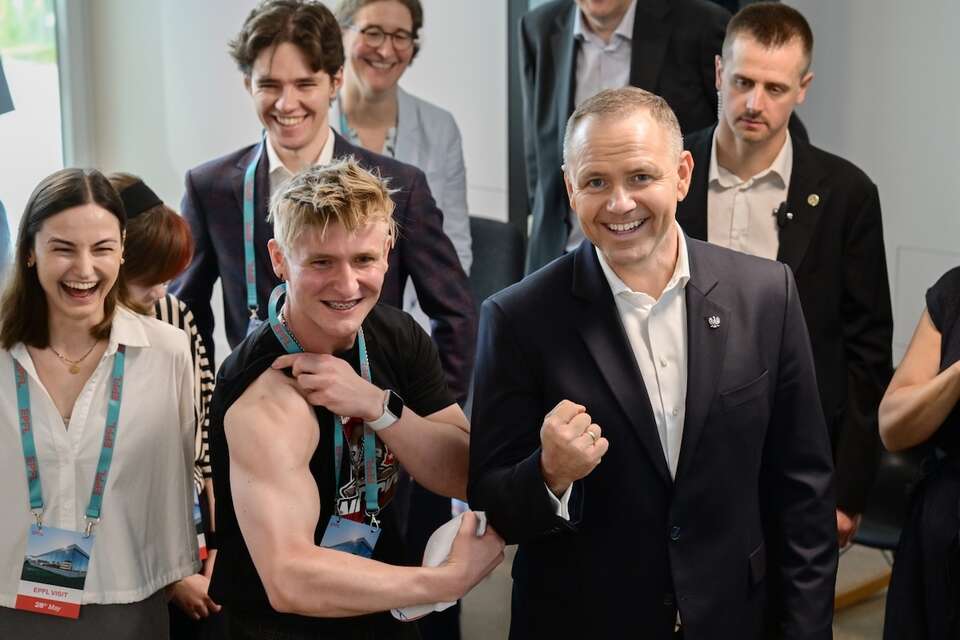 Prezydent Rzeczypospolitej Polskiej Karol Nawrocki (3P) podczas wizyty i spotkania ze studentami na Politechnice Federalnej w Lozannie. / autor: PAP/Przemysław Piątkowski