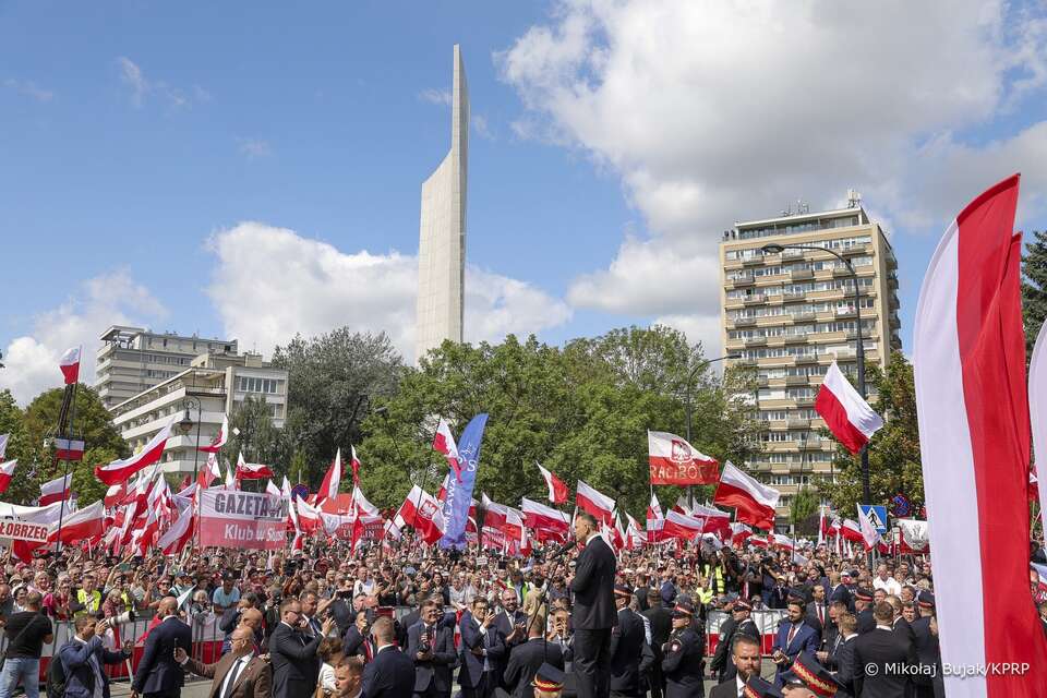 Prezydent Karol Nawrocki przemawia do zgromadzonych przed Sejmem / autor: Mikołaj Bujak/KPRP