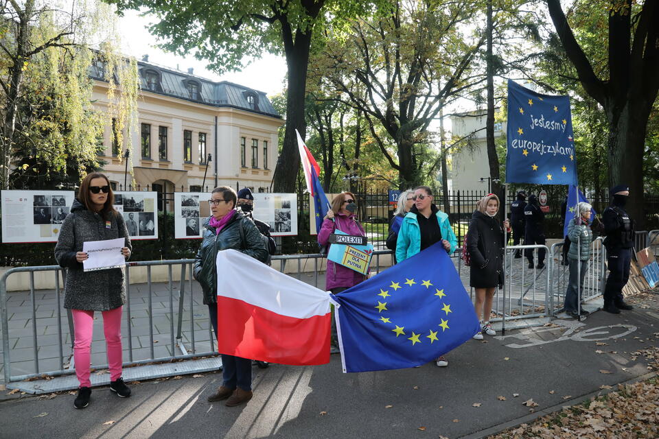 Uczestnicy pikiety przed siedzibą Trybunału Konstytucyjnego  / autor:  PAP/Wojciech Olkuśnik