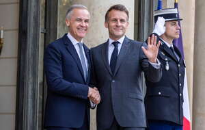 Premier Kanady Mark Carney oraz prezydent Francji Emmanuel Macron w Paryżu / autor: PAP/EPA