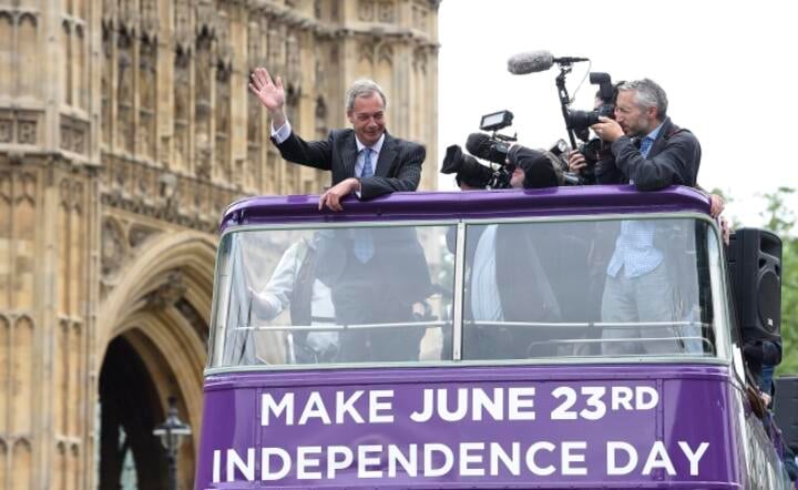 Kampania zwolenników Brexit, na zdjęciu Nigel Farage z Partii Niepodległości (UKIP) na Smith Square w Londynie, fot. PAP/EPA/FACUNDO ARRIZABALAGA