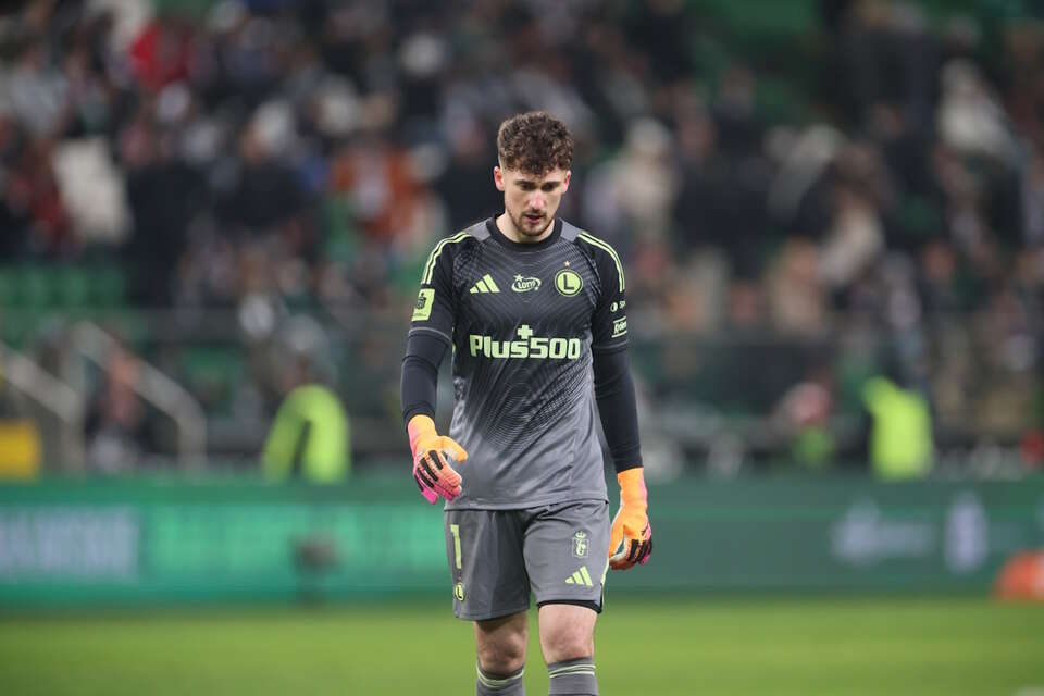 18 grudnia 2025 roku - ostatni kolejka rundy zasadniczej Ligi Konferencji UEFA. Na zdjęciu bramkarz Legii Warszawa Kacper Tobiasz podczas meczu z Piastem Gliwice / autor: PAP/Leszek Szymański