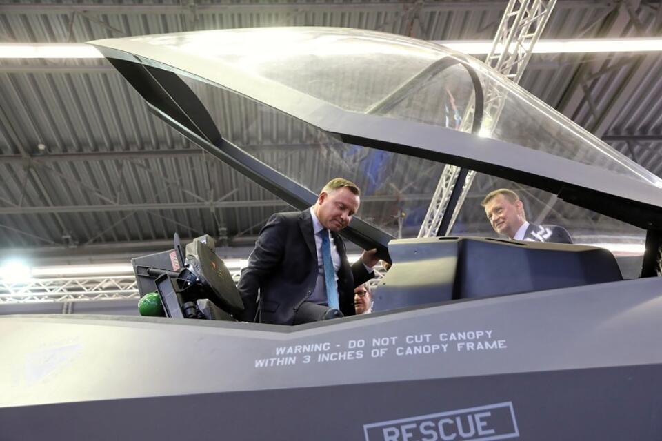 Prezydent Andrzej Duda oraz szef MON Mariusz Błaszczak  w Kielcach oglądają myśliwiec Lockheed Martin F-35 Lightning II / autor: PAP/Rafał Guz