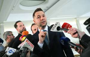 Europoseł Patryk jaki na konferencji w Sejmie / autor: PAP/Marcin Obara