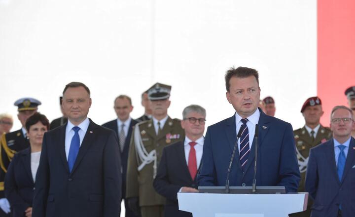 Prezydent Andrzej Duda (C-L) i minister obrony narodowej Mariusz Błaszczak (C-P / autor: PAP/Marcin Obara