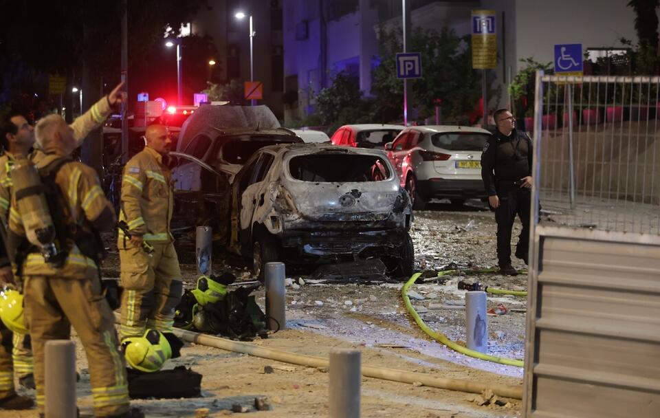 Interwencja strażaków po rakietowym ataku Hamasu na Tel Aviv / autor: PAP/EPA/ABIR SULTAN