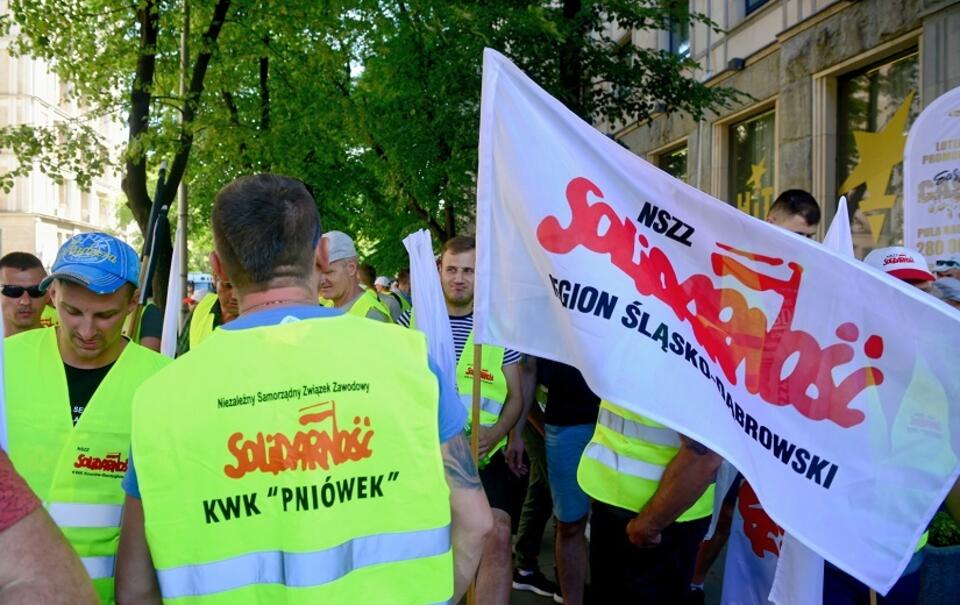 Związkowcy z JSW podczas pikiety przed siedzibą Ministerstwa Energii w Warszawie / autor: PAP/Jakub Kamiński