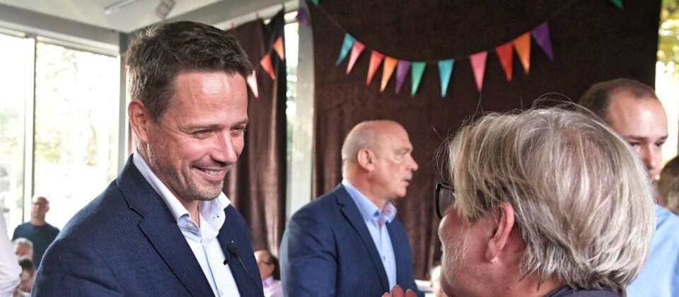  Poseł Platformy Obywatelskiej, kandydat na prezydenta Warszawy Rafał Trzaskowski podczas spotkania z mieszkańcami Pragi Południe / autor: PAP/Marcin Obara