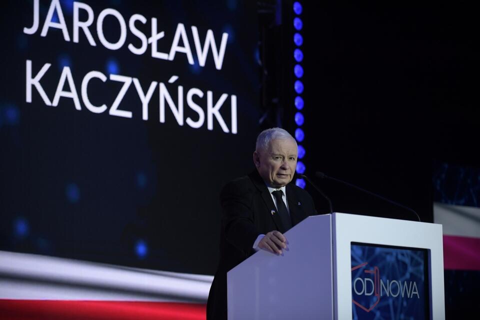 Wicepremier, prezes PiS Jarosław Kaczyński przemawia na I Zjeździe Krajowym Stowarzyszenia OdNowa w hotelu Hilton w Warszawie. / autor: PAP/Marcin Obara