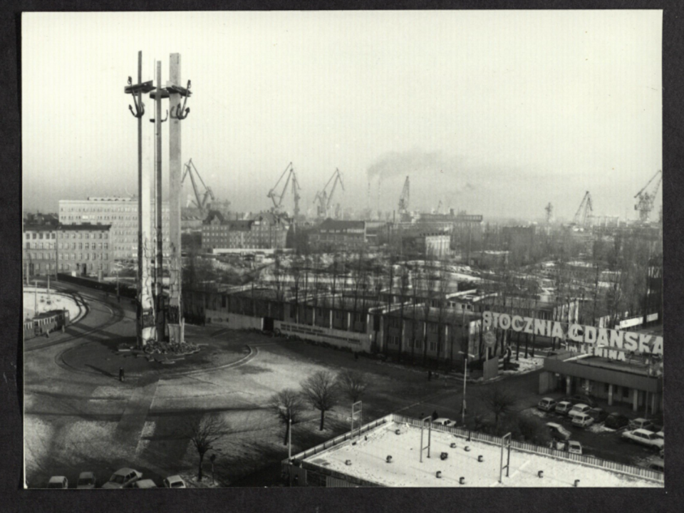 Piękne zdjęcie z 1981 r. - plac i pomnik z prespektywą stoczni. Pomnik dominowal do czasu, gdy nie pojawił się bunkier ECS