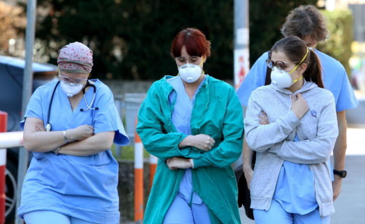 Pracownicy szpitala w Padwie z maseczkami ochronnyi na twarzch / autor: EPA/NICOLA FOSSELLA