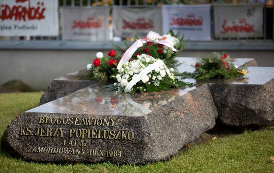 Grób ks. Jerzego Popiełuszki na warszawskim Żoliborzu  / autor: Fratria