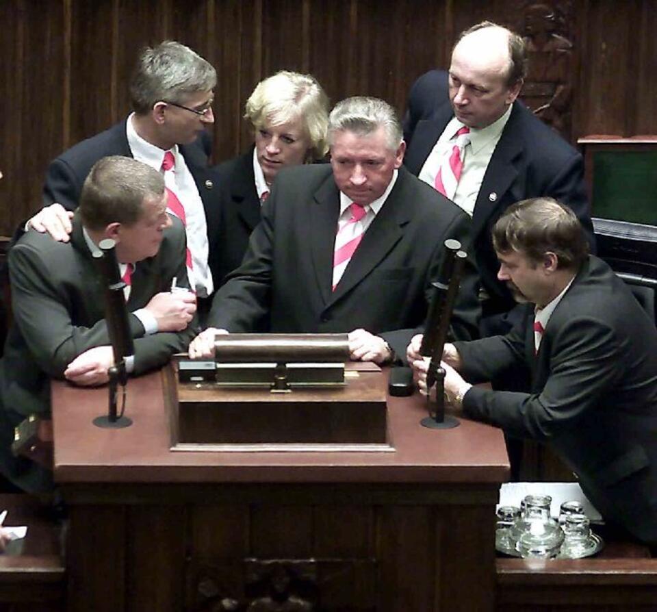 Andrzej Lepper i jego współpracownicy w czasie blokady mównicy. Fot. PAP