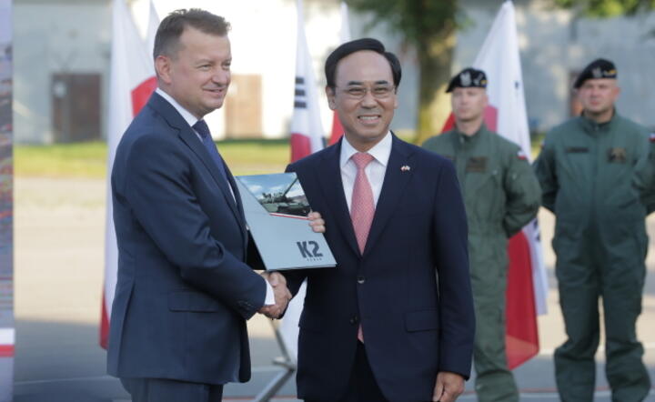 Wicepremier, minister obrony narodowej Mariusz Błaszczak (L) i dyrektor Hyundai Rotem Yongbae Lee(P) podczas uroczystości zatwierdzenia umów / autor: PAP/Tomasz Waszczuk