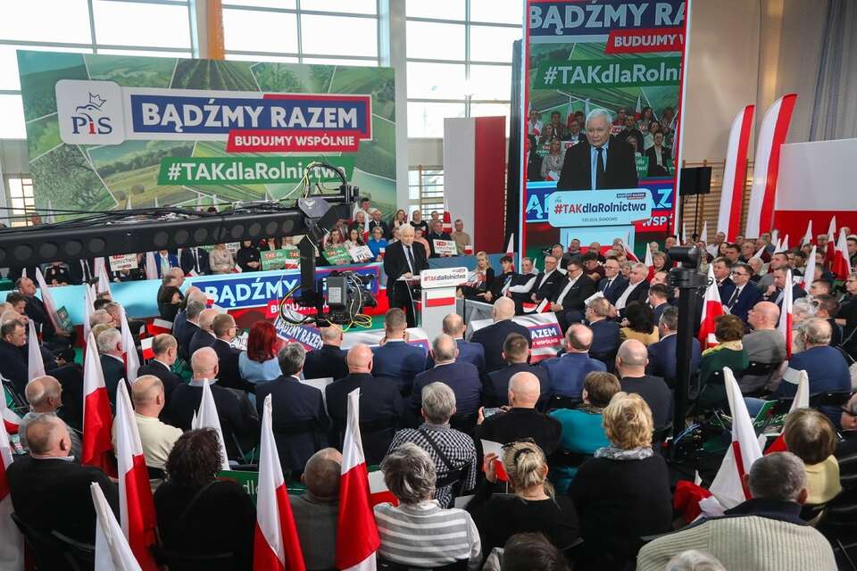 Prezes PiS Jarosław Kaczyński (C) przemawia podczas otwartego spotkania z mieszkańcami Śniadowa / autor: PAP/Artur Reszko
