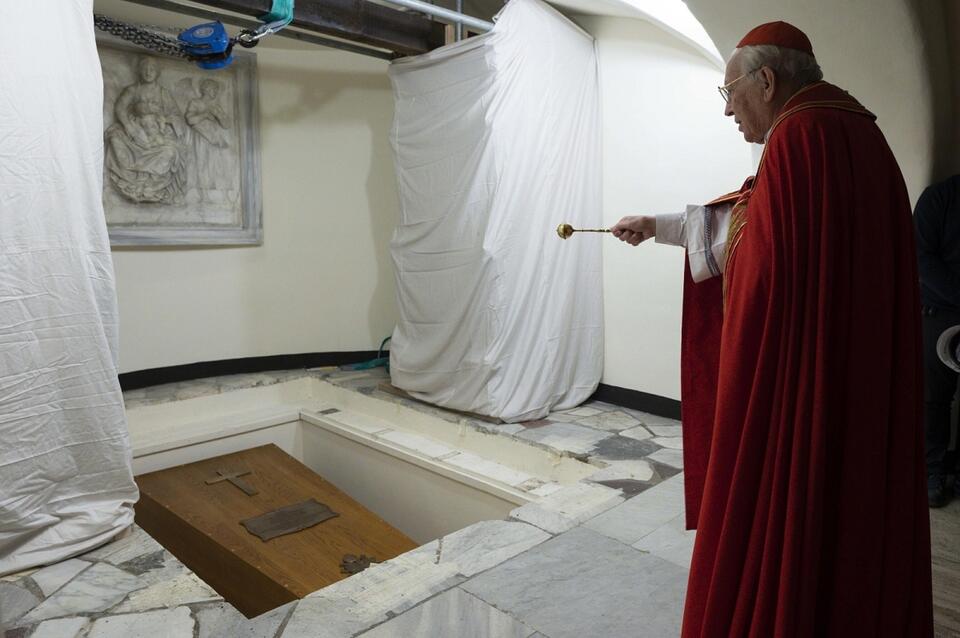 Złożenie trumny z ciałem papieża seniora Benedykta XVI do grobu w Grotach Watykańskich / autor: PAP/EPA/VATICAN MEDIA HANDOUT