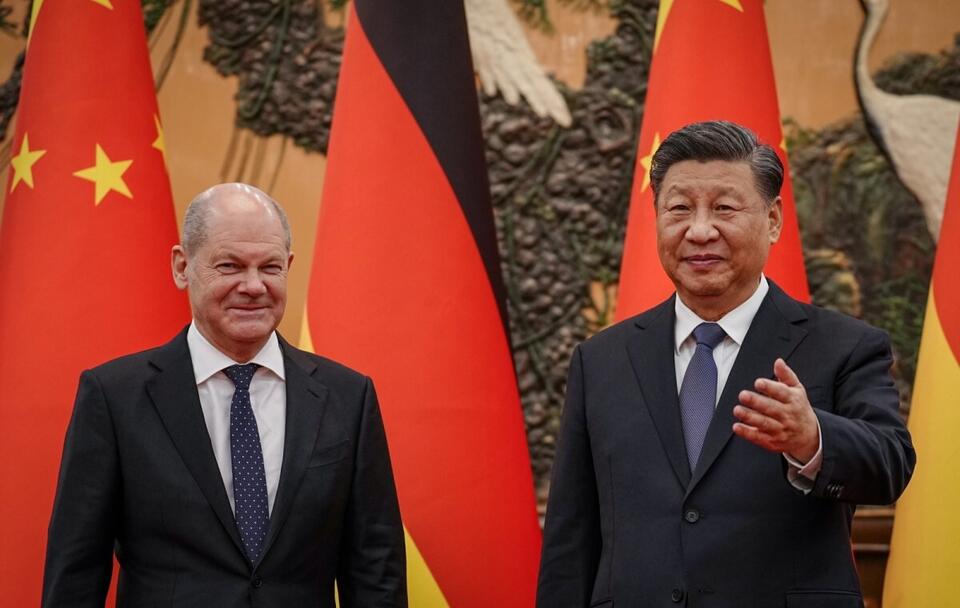 Kanclerz Niemiec Olaf Scholz i przewodniczący Chińskiej Republiki Ludowej Xi Jinping / autor: PAP/EPA/KAY NIETFELD / POOL