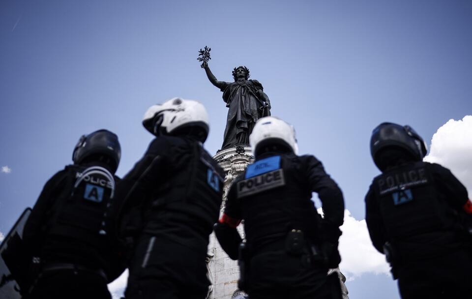 Policjanci w Paryżu / autor: PAP/EPA/YOAN VALAT