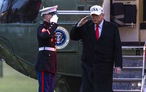 Na zdjęciu prezydent USA Donald Trump schodzi z pokładu Marine One przed Białym Domem w Waszyngtonie / autor: PAP/EPA/SHAWN THEW / POOL