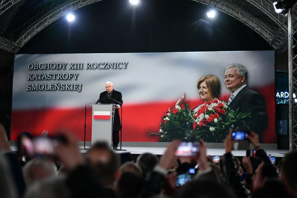 Prezes PiS Jarosław Kaczyński przemawia podczas wieczornego Apelu Pamięci przed Pałacem Prezydenckim w Warszawie, 16 bm. 10 kwietnia br.  / autor: PAP/Marcin Obara