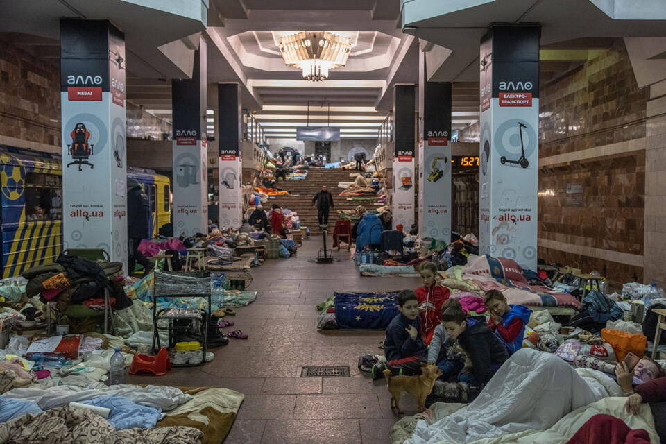 Dzieci ukrywające się w metrze w Charkowie  / autor: PAP/EPA