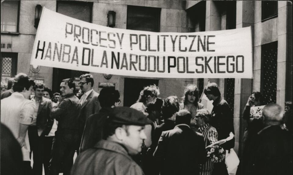 Manifestacja przed Sądem Okręgowym w Warszawie podczas procesu liderów KPN w 1981 r.  / autor: Archiwum IPN