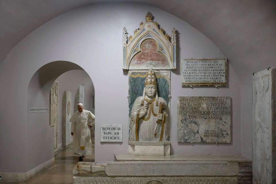 Leon XIV w grotach watykańskich przy grobach papieży / autor: Vatican Media
