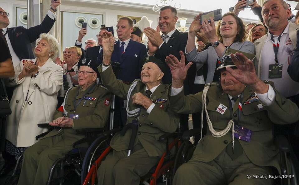 Bohaterowie Powstania Warszawskiego czekają w sali kolumnowej Sejmu, aby przywitać prezydenta Karola Nawrockiego / autor: Mikołaj Bujak/KPRP