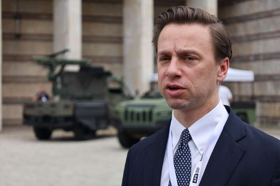 TYLKO U NAS. Czy rząd mógł podpisać SAFE? Bosak: Wątpliwości
