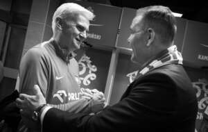 Na zdjęciu śp. Jacek Magiera z prezydentem Karolem Nawrockim w szatni po meczu reprezentacji Polski / autor: X-Karol Nawrocki 